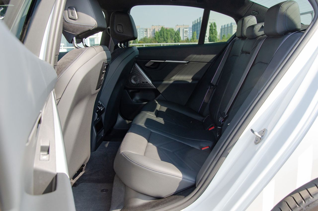 BMW i5 M60