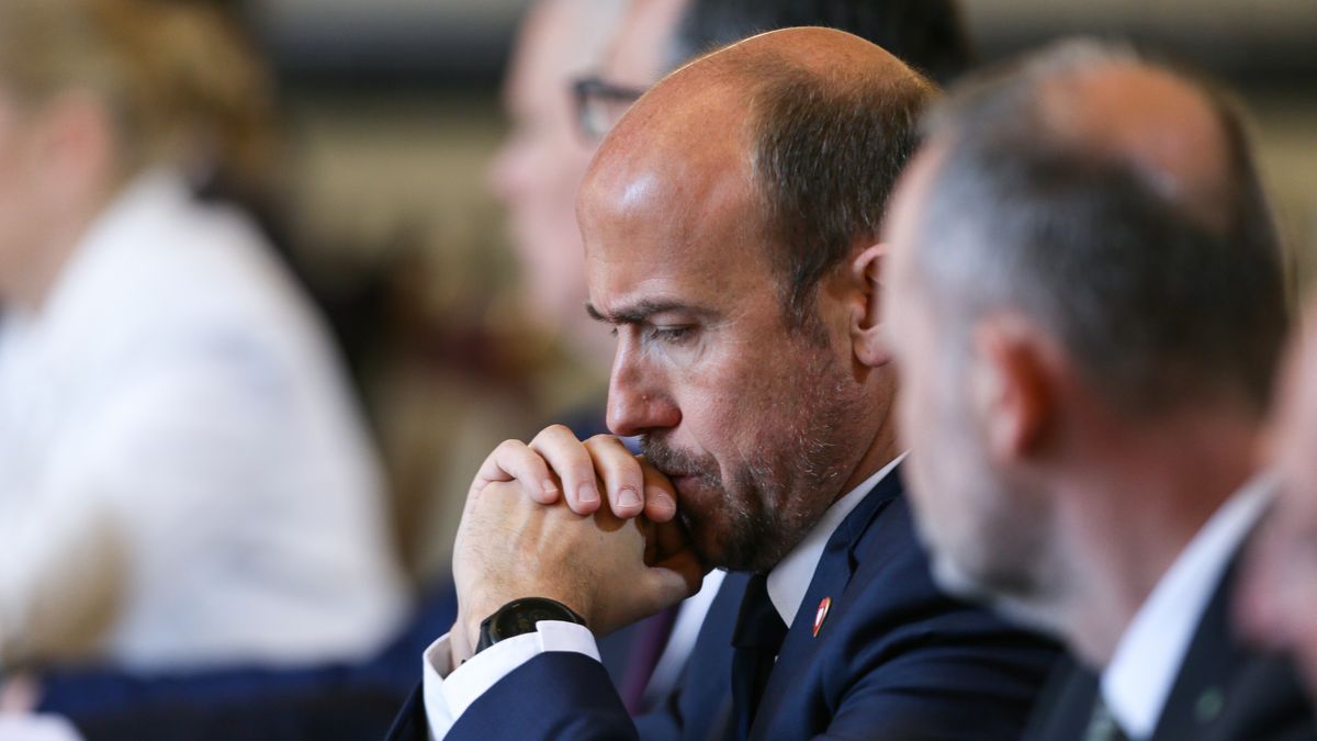 Katowice, 07.05.2024. Minister aktywów państwowych Borys Budka przed wyjazdowym posiedzeniem rządu w Katowicach, 7 bm. W trakcie obrad Rada Ministrów zajmie się m.in. projektem ustawy o bonie energetycznym, który przedłuża na drugą połowę roku osłony dotyczące cen energii. (aldg) PAP/Jarek Praszkiewicz