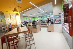 Żabka jak restauracja. A w niej "deszcz frytek"