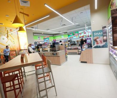 Żabka jak restauracja. A w niej "deszcz frytek"