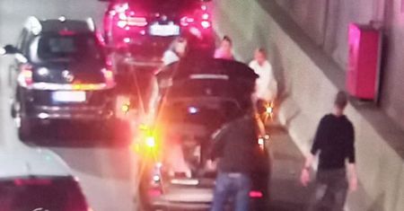 Nagle zatrzymał auto. Wyszedł i się położył. Reakcja kierowcy BMW