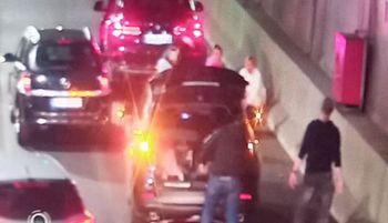 Nagle zatrzymał auto. Wyszedł i się położył. Reakcja kierowcy BMW