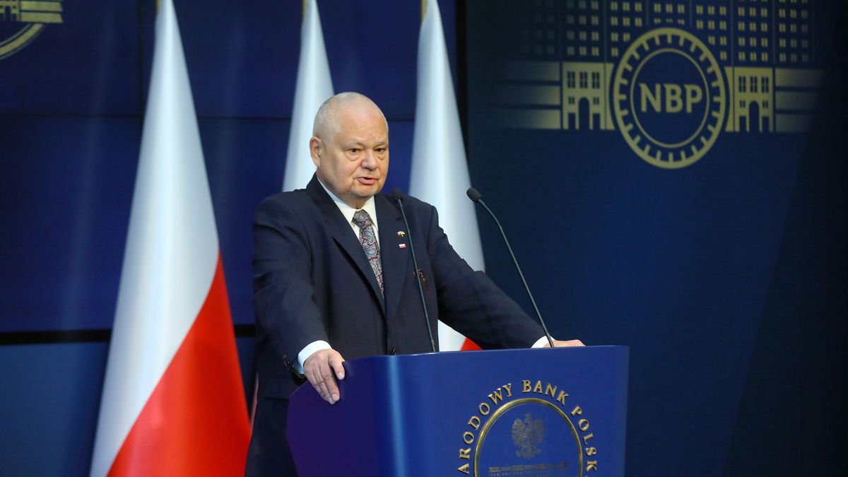 Warszawa, 09.05.2022. Prezes Narodowego Banku Polskiego Adam Glapiński podczas konferencji prasowej w siedzibie NBP w Warszawie, 9 bm. Rada Polityki Pieniężnej podniosła stopy procentowe o 75 pb. Stopa referencyjna, główna stopa procentowa NBP, wzrosła do 6 proc. (mr) PAP/Rafał Guz