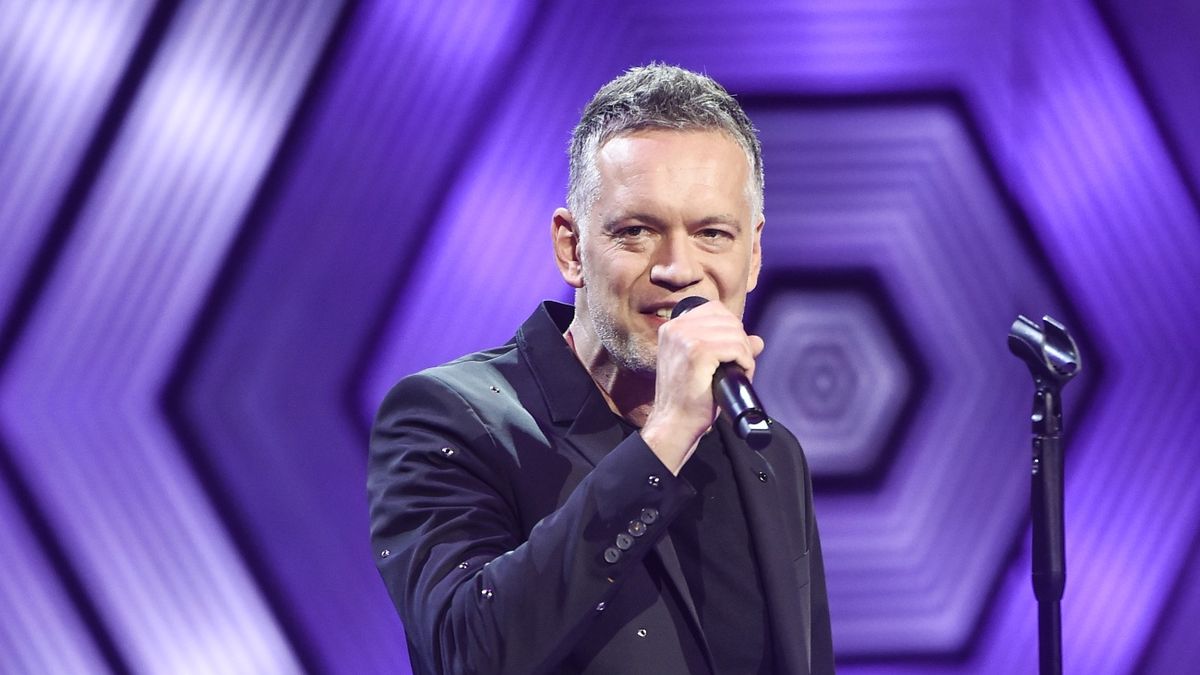 scena z: Krzysztof Antkowiak, SK:, , fot. Kurnikowski/AKPA57. KFPP Opole 2020, 57. KFPP Opole 2020 - sobota, Festiwal w Opolu 2020, Krajowy Festiwal Piosenki Polskiej, Krajowy Festiwal Piosenki Polskiej Opole 2020, Opole, Opole 2020, piosenkarz, wokalista, Krzysztof Antkowiak