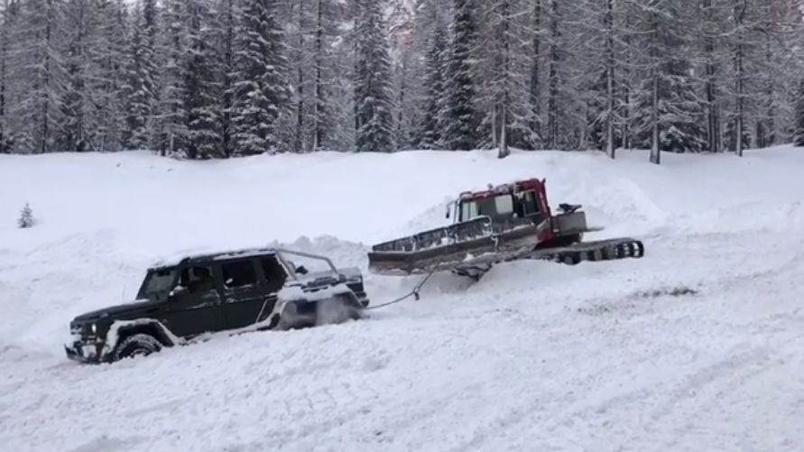 Potężny samochód potrzebował pomocy ratraka.