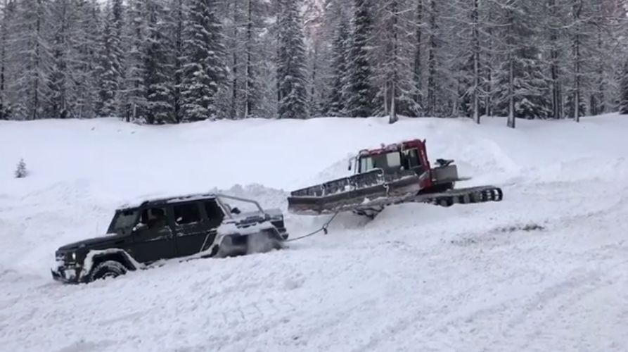 Napęd na wszystkie 6 kół to za mało. Mercedes G63 6x6 utknął w śniegu