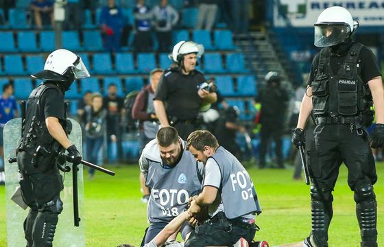 Press Club Polska krytykuje policjantów w strojach fotoreporterów na meczu Ruch - Górnik. „Nie udawajcie dziennikarzy”