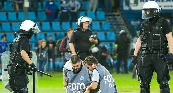 Press Club Polska krytykuje policjantów w strojach fotoreporterów na meczu Ruch - Górnik. „Nie udawajcie dziennikarzy”