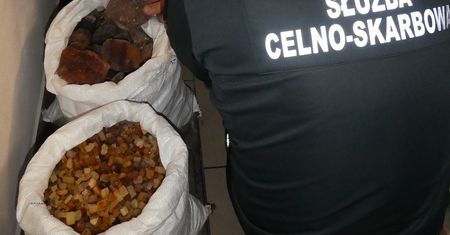 Przemyt 30 kg bursztynu na granicy w Zosinie. Samochód "naszpikowany był bursztynową kontrabandą"