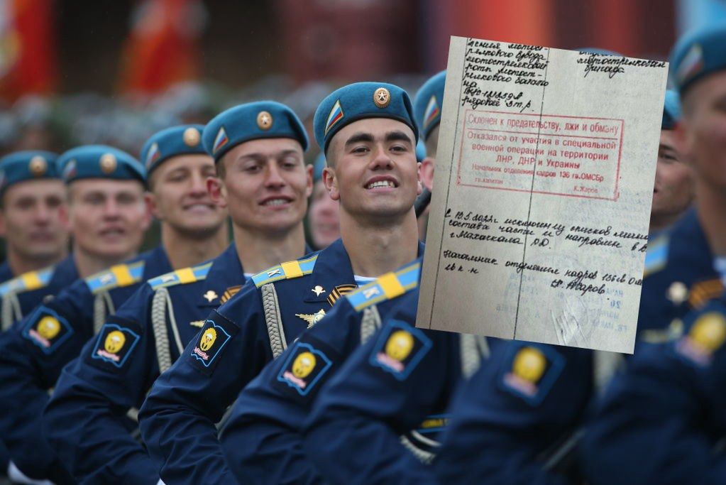 Rosyjscy spadochroniarze na defiladzie w Moskwie i osobliwa pieczęć stosowana przez armię 