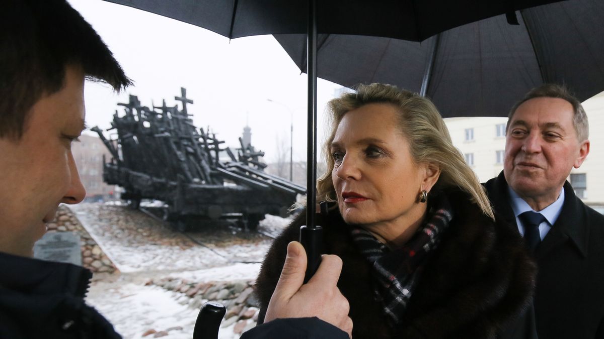 25.01.2015. Anna Maria Anders i Henryk Kowalczyk podczas konferencji prasowej przed Pomnikiem Poległych i Pomordowanych na Wschodzie