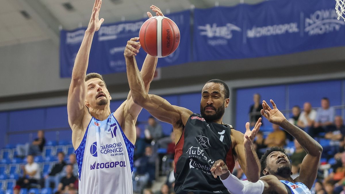 PAP / Zbigniew Meissner / Na zdjęciu: Koszykarze podczas meczu MKS Dąbrowa Górnicza - Polski Cukier Start Lublin.