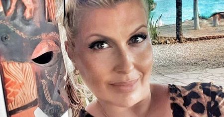 Katarzyna Skrzynecka szaleje w morzu. Zachwycona fanka stwierdza: syrenka!