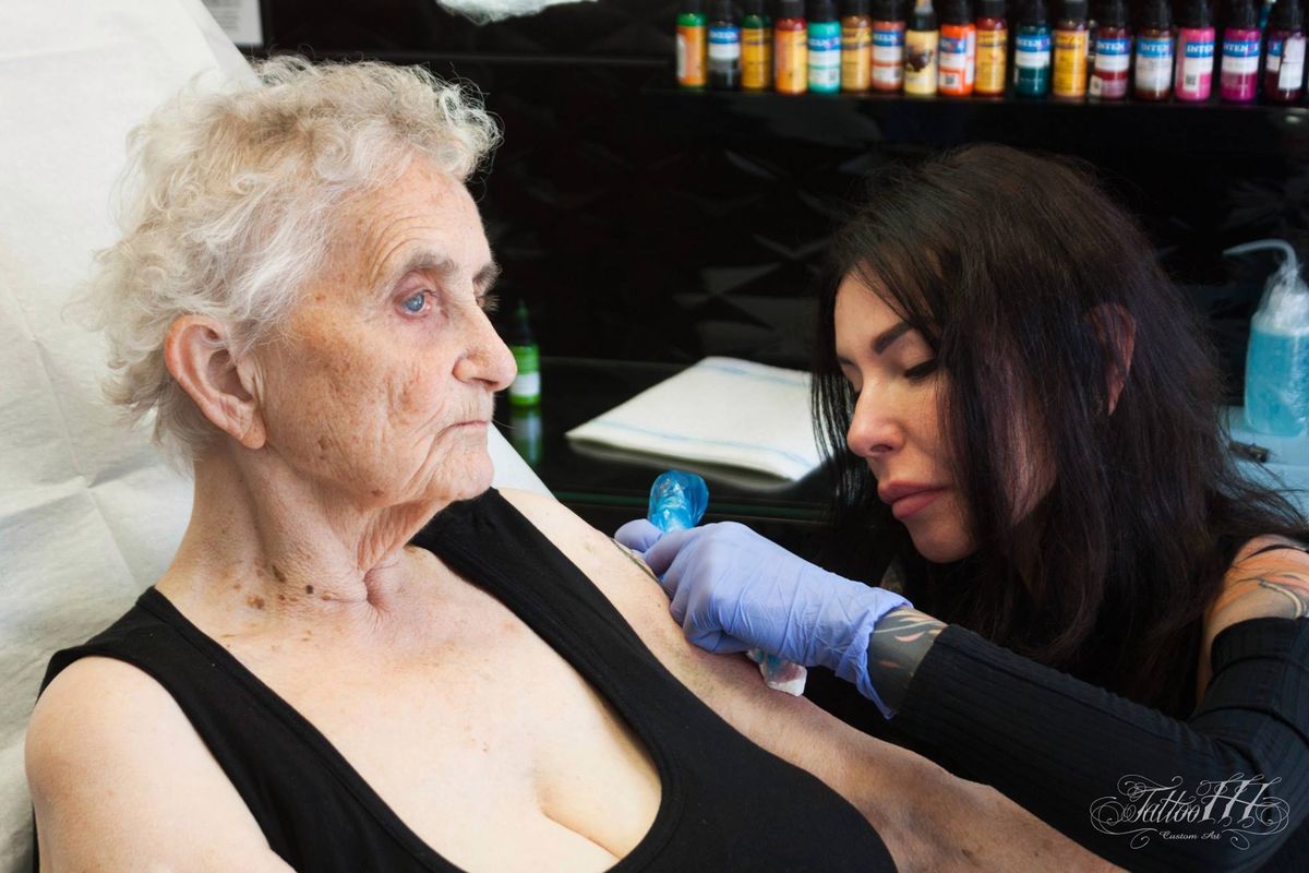 Pierwszy tatuaż 80-letniej babci ze Świnoujścia. Łamie stereotypy i zyskuje uznanie młodych