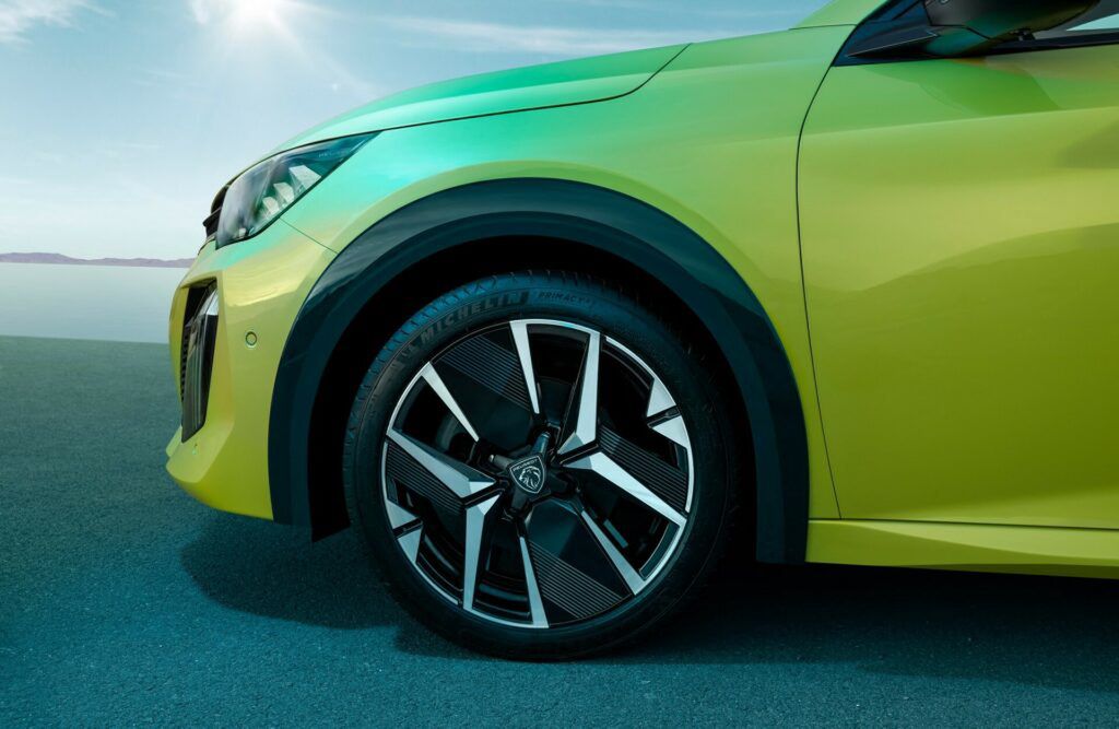 Odświeżony Peugeot e-208