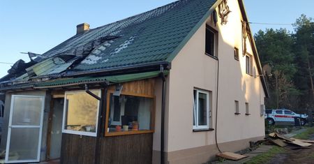 Pożar samochodu i dachu w domu jednorodzinnym w Kielcach