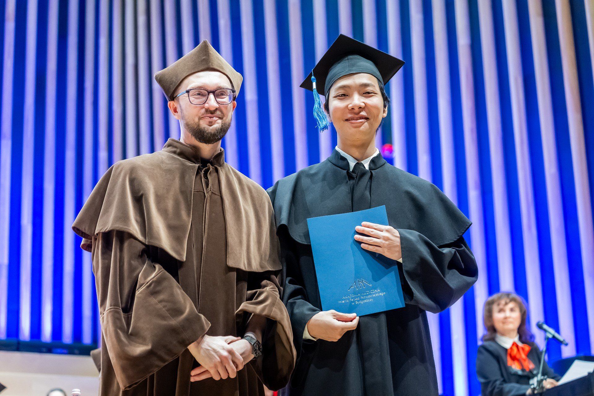 Podczas uroczystości wręczono dyplomy absolwentom, promocje doktorskie i habilitacyjne, a także odznaczenia - medale za Długoletnią Służbę i Medale &#34;Zasłużony Kulturze Gloria Artis&#34;.