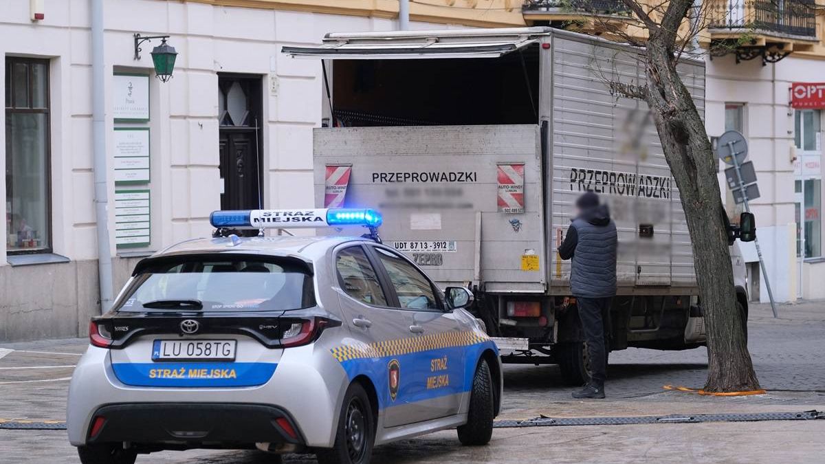 Strażnicy Miejscy interweniujący na ul. Staszica do pojazdu firmy przeprowadzkowej