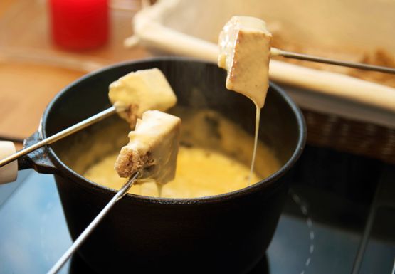 Fondue i raclette, czyli wielka serowa biesiada