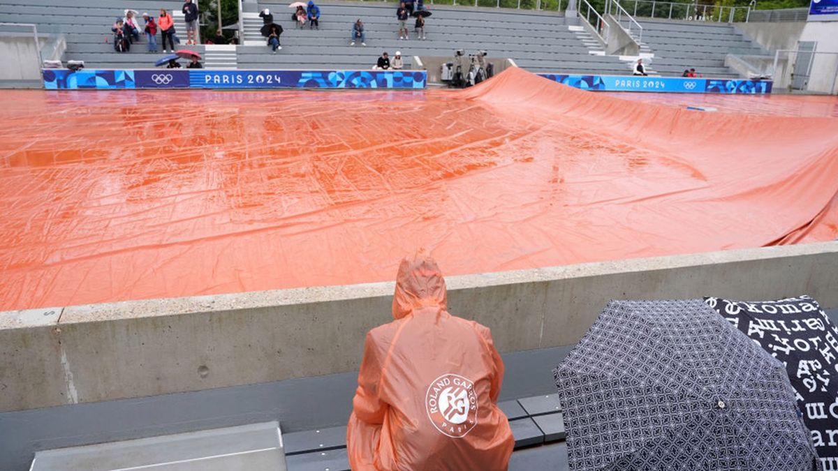 Getty Images / Martin Rickett/PA Images  / Na zdjęciu: przykryty kort w Paryżu