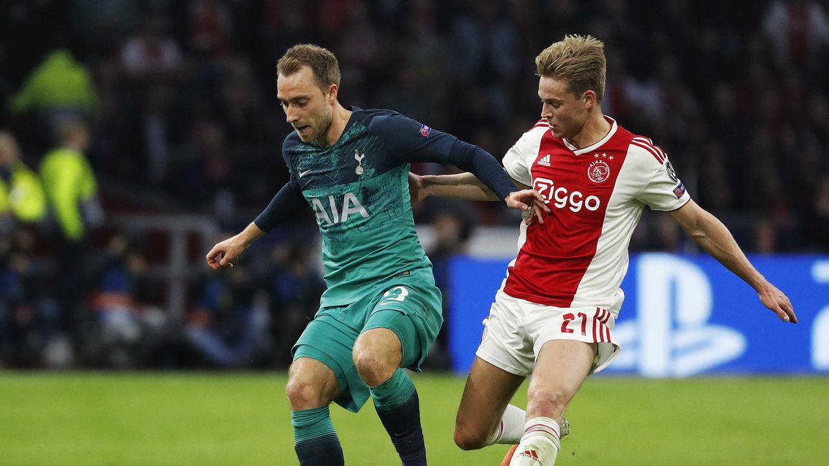 PAP/EPA / KOEN VAN WEEL / Na zdjęciu: Frenkie de Jong (z prawej) i Christian Eriksen (z lewej)