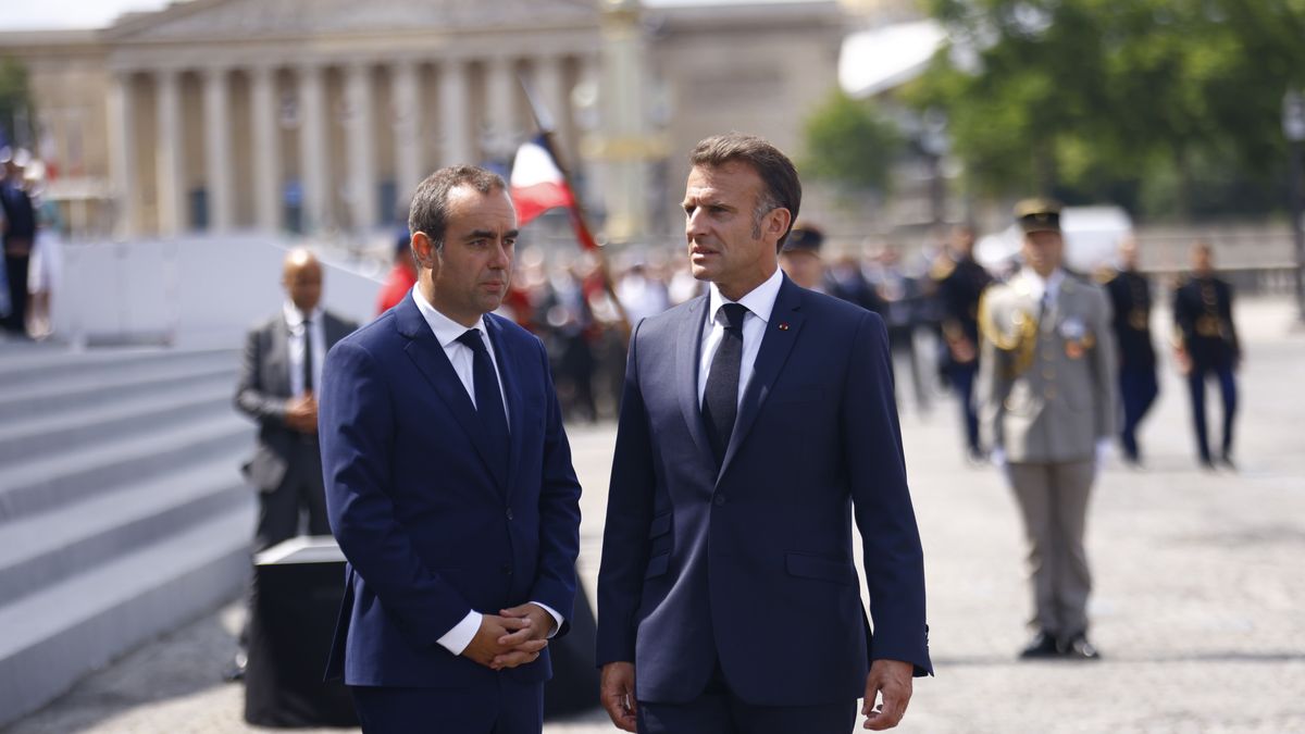 Sebastien Lecornu named new French Prime Minister
epa12365453 (FILE) - French President Emmanuel Macron (R) and France's Minister of Armed Forces Sebastien Lecornu (L) leave the annual Bastille Day military parade in Paris, France, 14 July 2025 (reissued on 09 September 2025). The Elysee Palace announced on 09 September that Sebastien Lecornu has been named the country's new Prime Minister. Lecornu succeeds Francois Bayrou who was ousted on 08 September after losing a confidence vote in parliament.  EPA/MOHAMMED BADRA / POOL 
Dostawca: PAP/EPA.
MOHAMMED BADRA / POOL
parade, France, parade