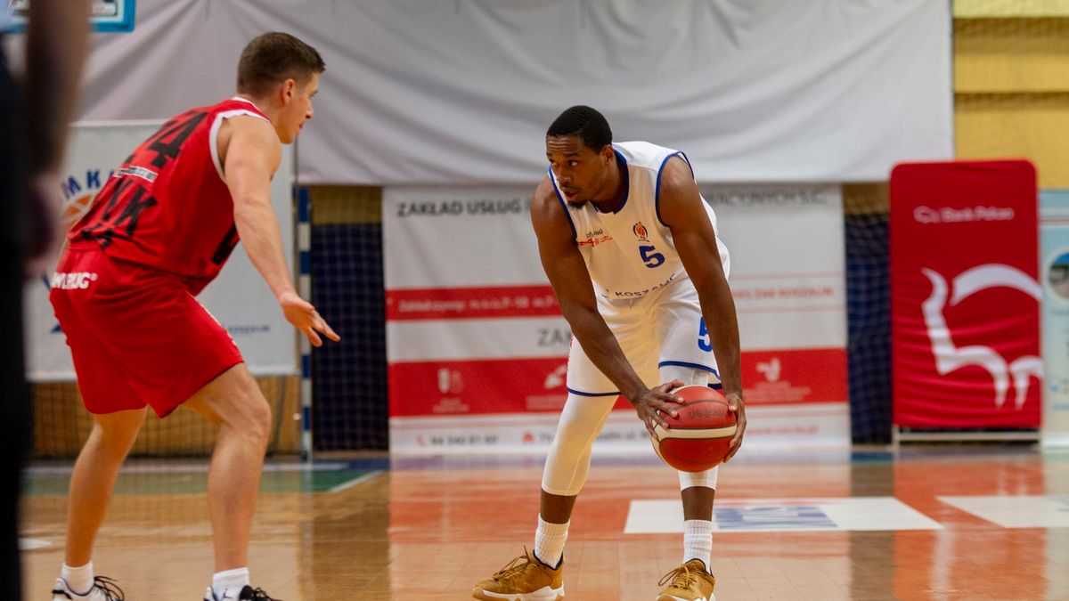 WP SportoweFakty / Marcin Chyła / Na zdjęciu: Fineto Lungwana (z piłką)