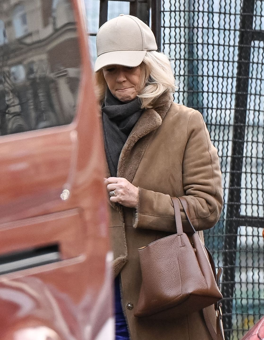 Naturalna Grażyna Torbicka załatwia sprawunki na mieście