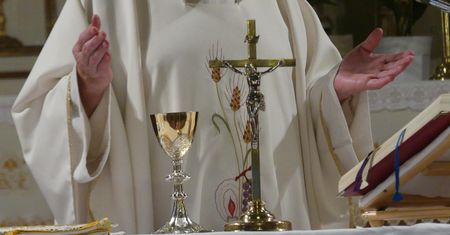 Ksiądz został skazany przez sąd. Szkoła chce umorzyć jego zaległość