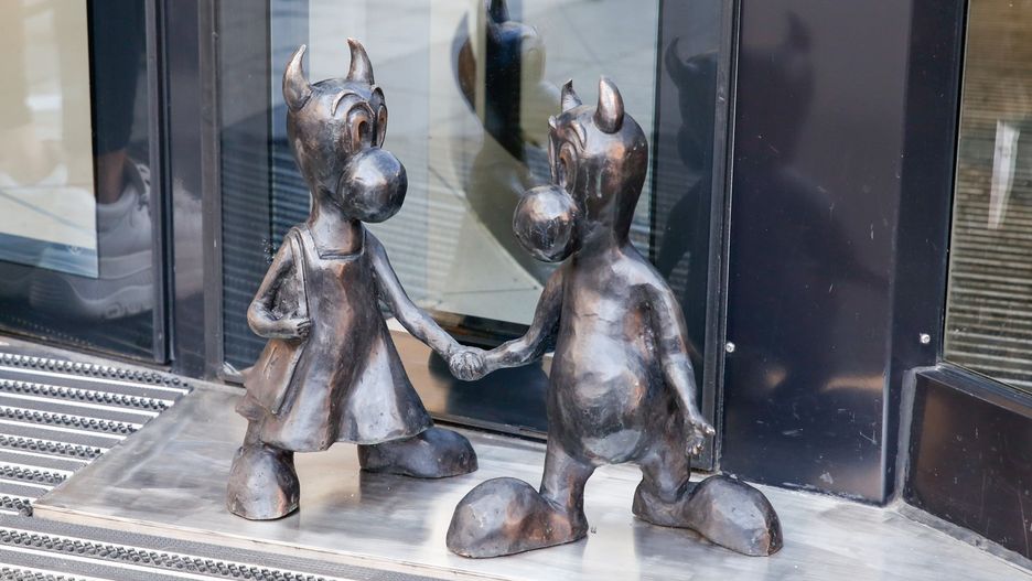 Katowice. Para beboków stanęła przed wejściem do Galerii Katowickiej.