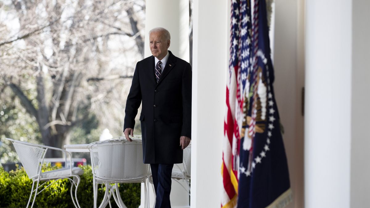 US President Joe Biden walks down the Colonnade to sign into law the Emmett Till Antilynching Act during a ceremony in the Rose Garden of the White House, in Washington, DC, USA, 29 March 2022. EPA/MICHAEL REYNOLDS Dostawca: PAP/EPA.