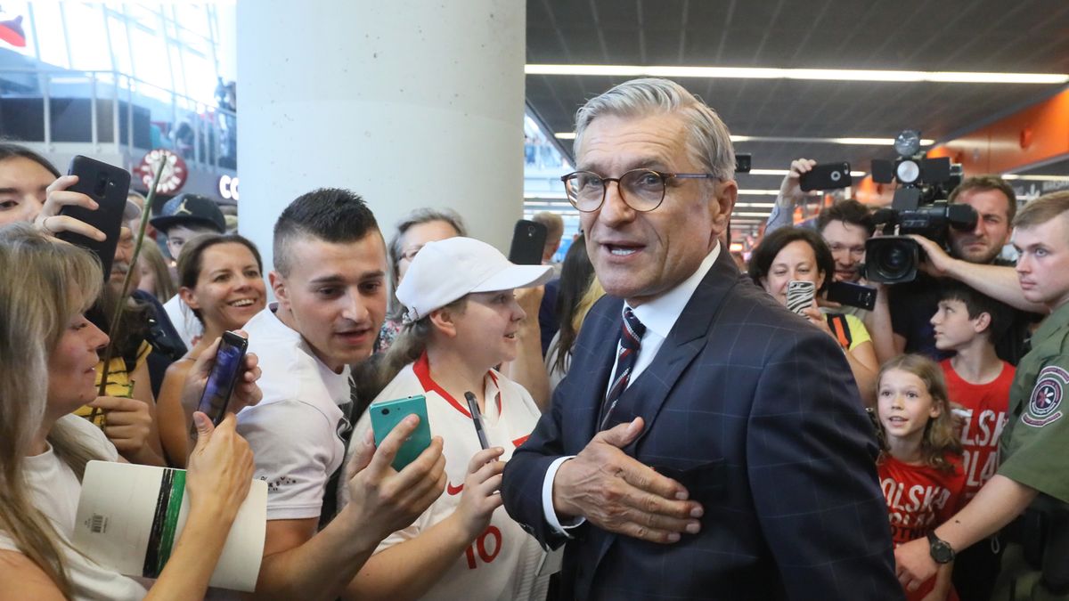 selekcjoner piłkarskiej reprezentacji Polski Adam Nawałka na warszawskim lotnisku Okęcie