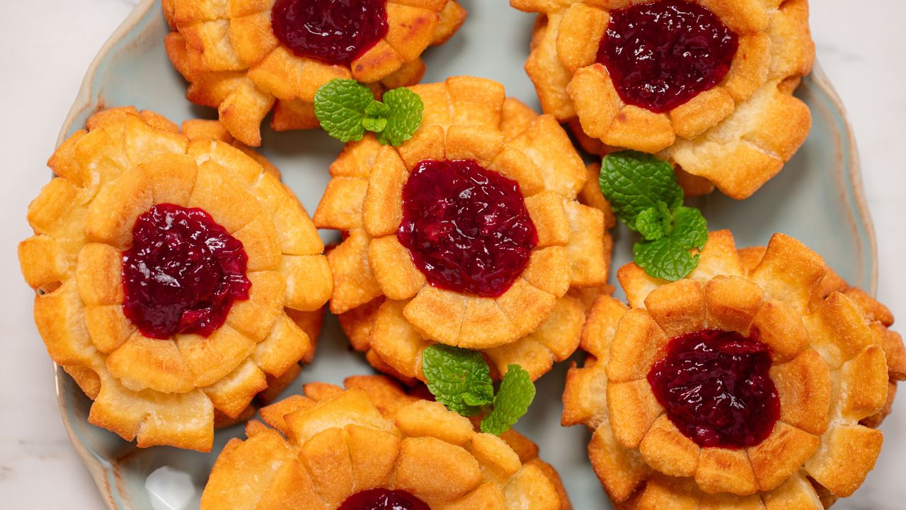 Zamiast zwykłych faworków zrób karnawałowe róże. Od samego patrzenia można zgłodnieć