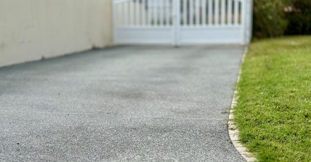 Podjazd z żywicy zamiast kostki? Sprawdzamy, ile kosztuje i jak długo wytrzyma
