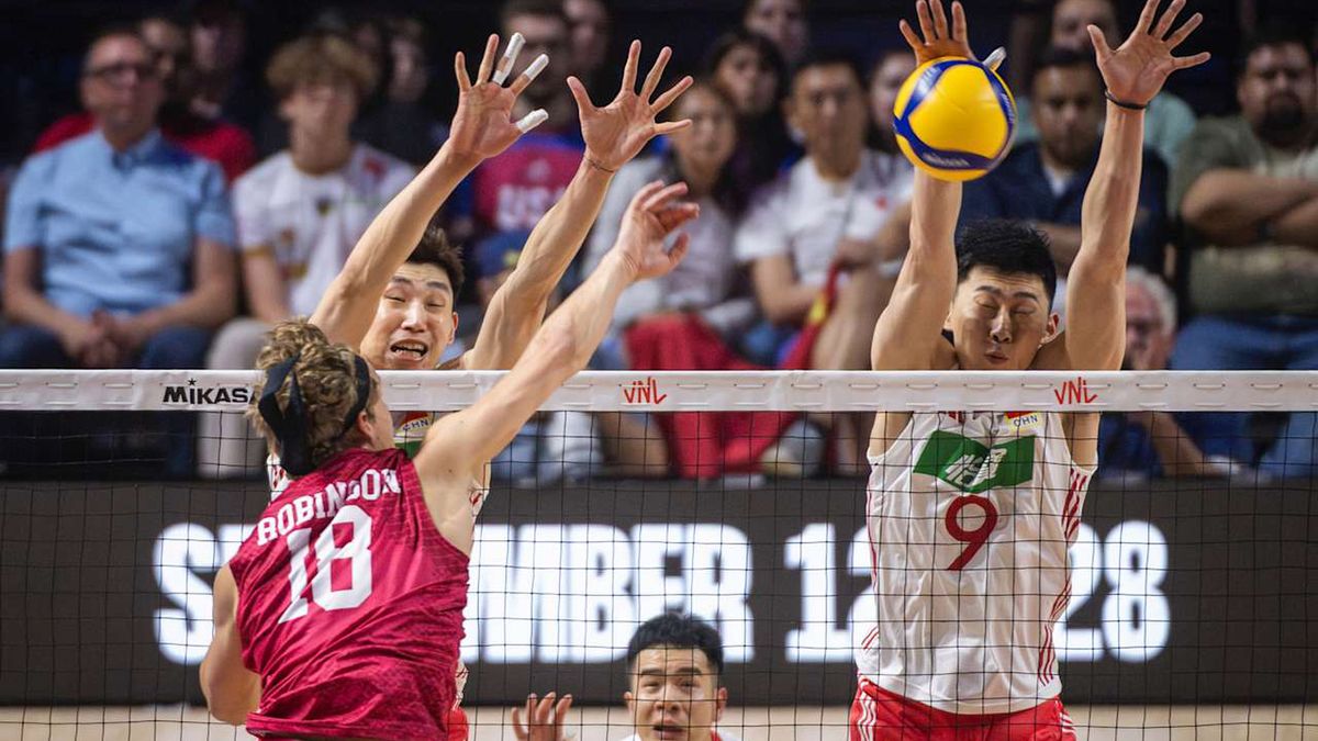 Materiały prasowe / Volleyball World / Na zdjęciu: siatkarze podczas meczu Chiny - USA w Lidze Narodów