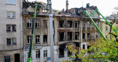 Wypadek podczas rozbiórki kamienicy. Przewróciła się koparka