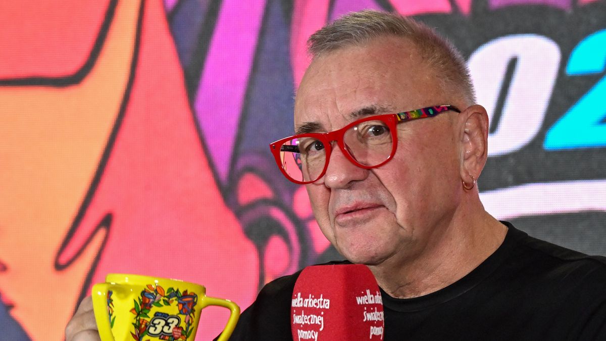 Warszawa, 27.01.2025. Prezes zarządu Fundacji Wielkiej Orkiestry Świątecznej Pomocy Jerzy Owsiak podczas konferencji prasowej w studiu telewizyjnym WOŚP na błoniach Stadionu Narodowego w Warszawie, 27 bm. Na spotkaniu podsumowano 33. Finał Wielkiej Orkiestry Świątecznej Pomocy. W tym roku zbiórka zostanie przeznaczona na potrzeby hematologii i onkologii dziecięcej. (ad) PAP/Radek Pietruszka