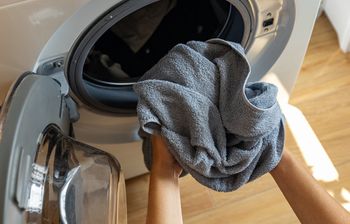 Zostawiasz otwarte drzwi pralki? Chemiczka mówi jasno