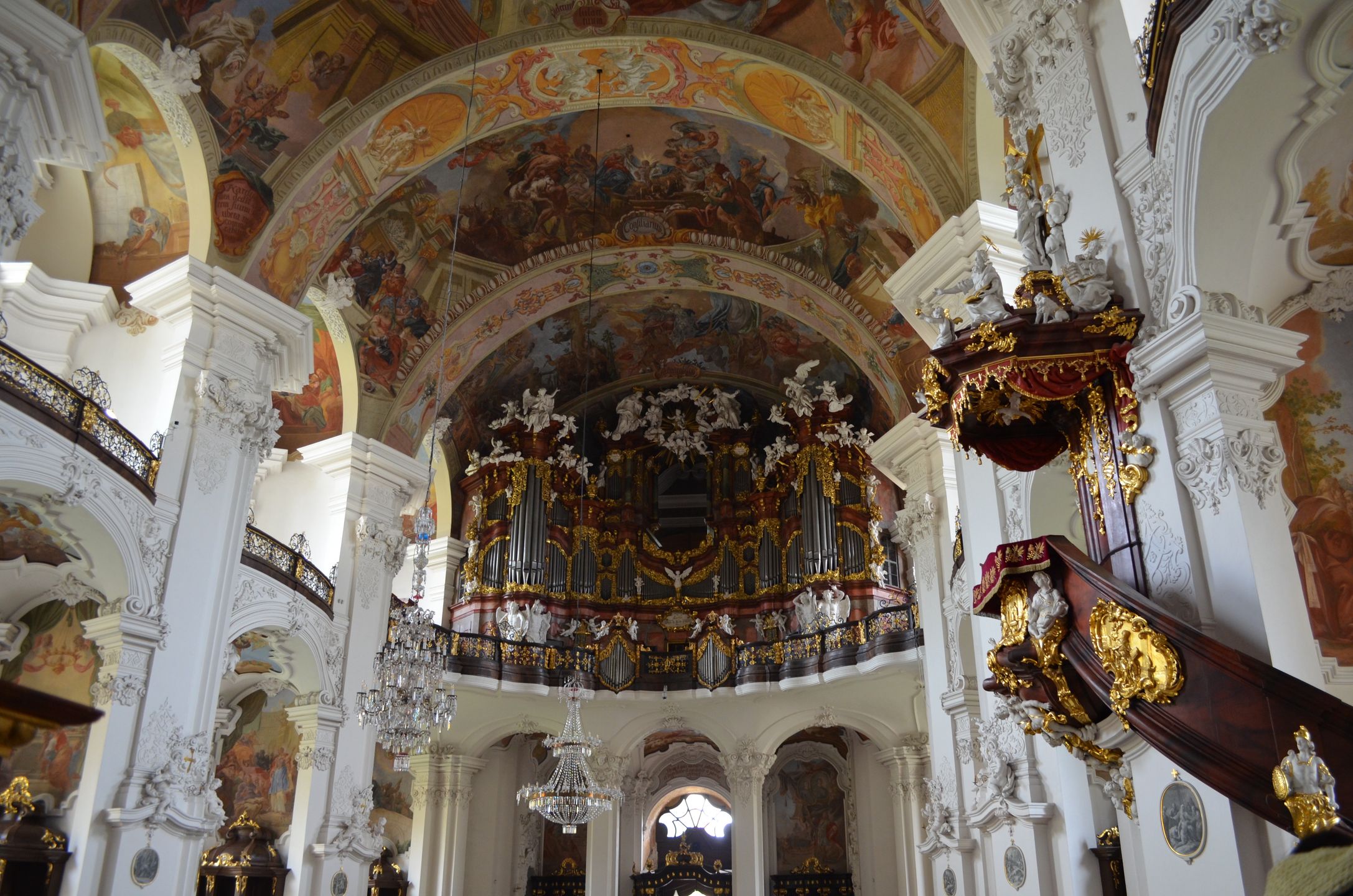 Wspaniałe organy zdobią barokowe wnętrze