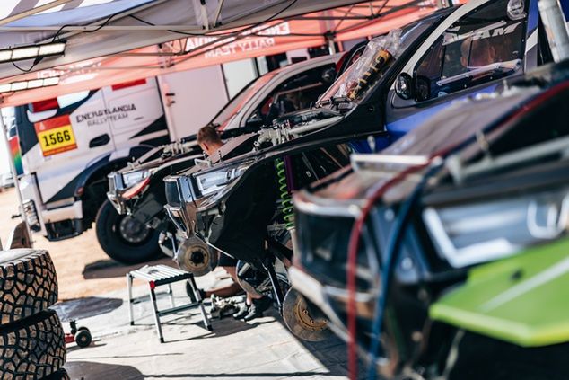 Dzień przerwy w Dakarze to czas na pracę przy samochodach