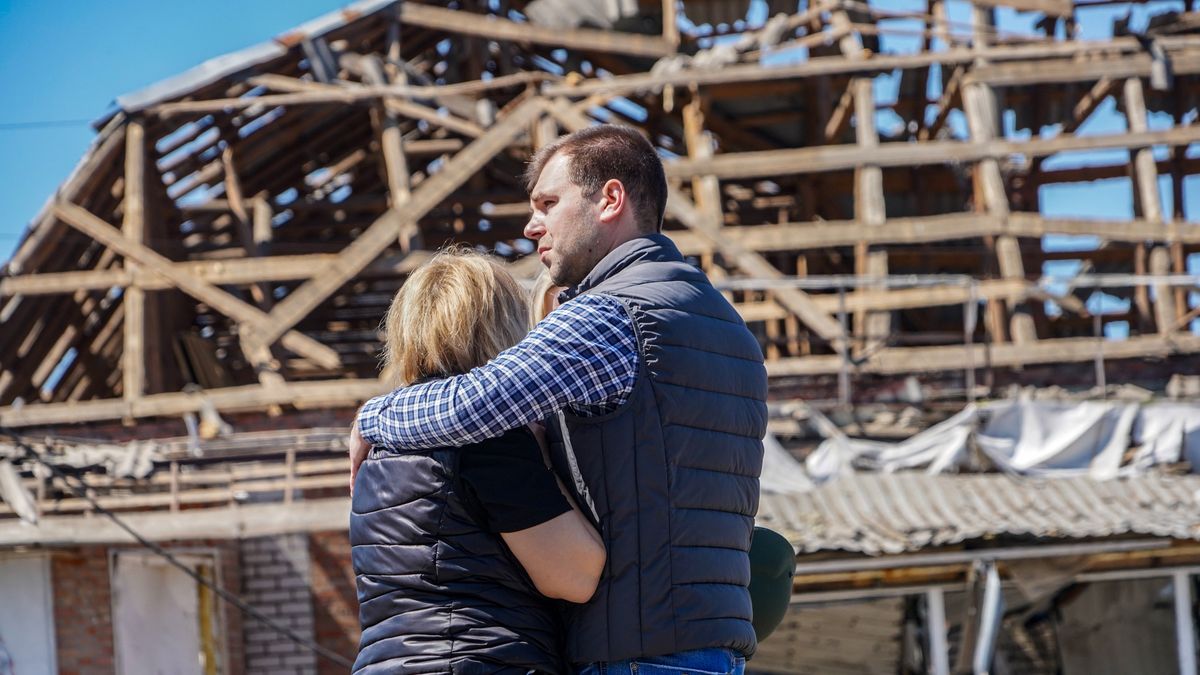 miejsce rosyjskiego ataku
Ukraina, Merefa, 04.05.2026. Zniszczenia po rosyjskim ataku rakietowym na miasteczko Merefa, 4 bm. W ataku zginęły co najmniej cztery osoby, a 16 zostało rannych. Trwa inwazja Rosji na Ukrainę. (aldg) PAP/Mykola Kalyeniak
 ***Do tego materiału zdjęciowego dostępna jest również depesza w systemie CSI, pt.: Ukraina/ Cztery osoby zginęły w rosyjskim ataku na Merefę w obwodzie charkowskim***
Mykola Kalyeniak
agresja Rosji, atak, atak Rosji na Ukrainę, inwazja, konflikt, konflikt zbrojny, sytuacja w Ukrainie, wojna, Wojna na Ukrainie, wojna w Ukrainie, wokół Ukrainy, zbrojny, zniszczenia