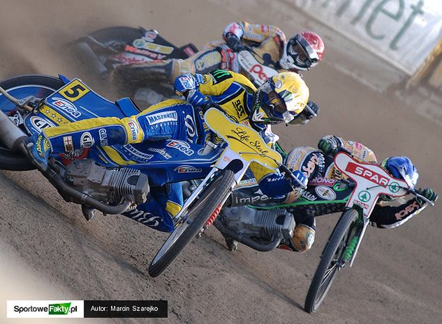 Tomasz Gollob (kask żółty) ma poprowadzić w Tarnowie Stal Gorzów po złoty medal DMP 2012