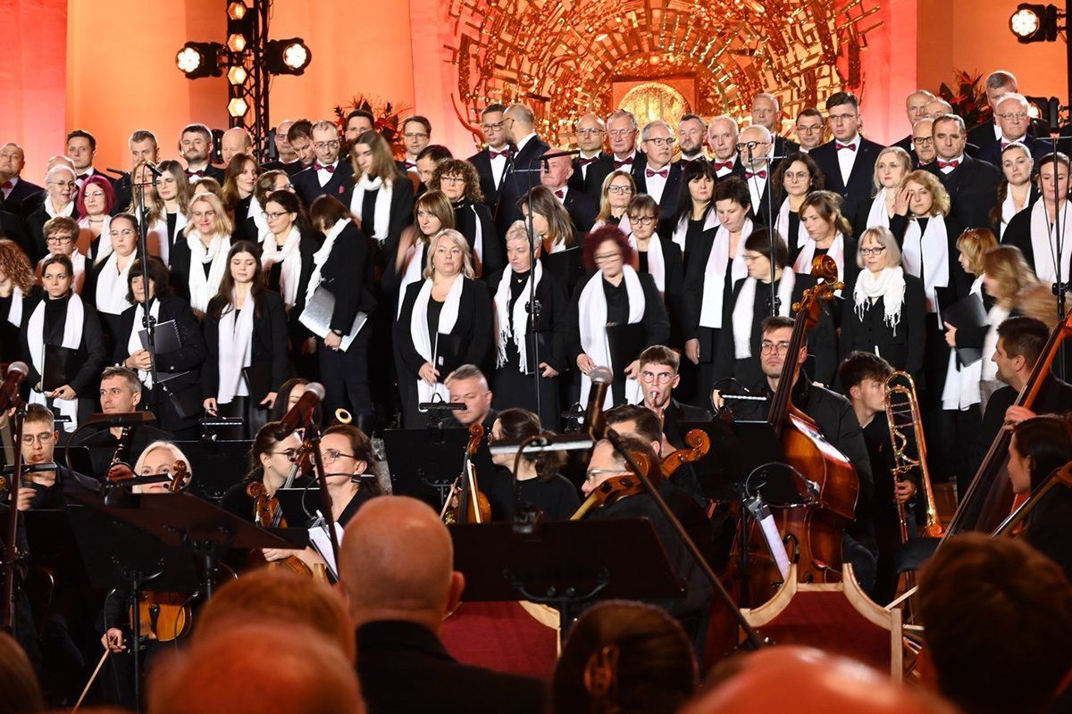 Wnętrze bazyliki konkatedralnej podczas Oratorium &#34;Zło Dobrem Zwyciężaj&#34;