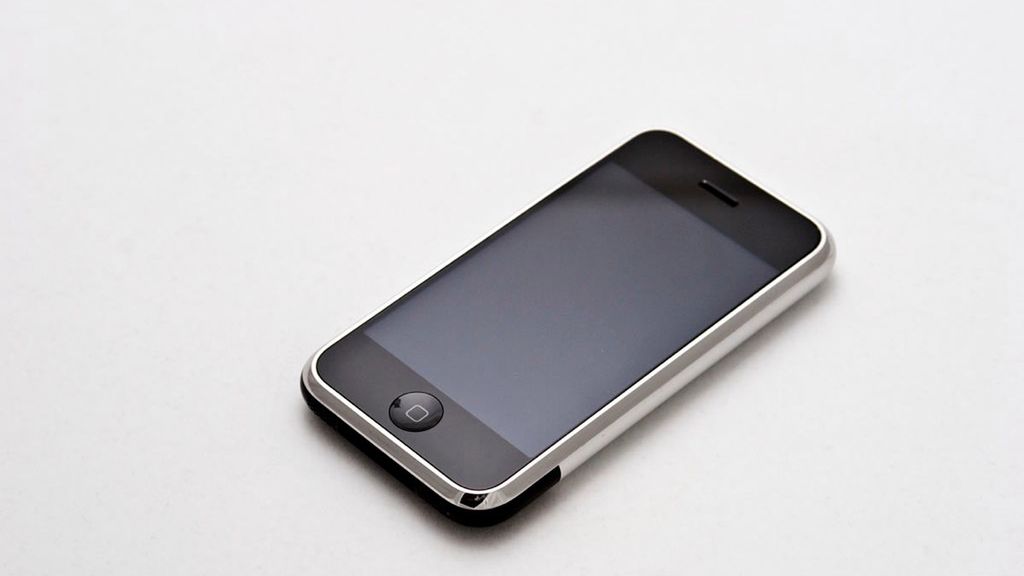 Pierwszy iPhone (źródło: Wikimedia)