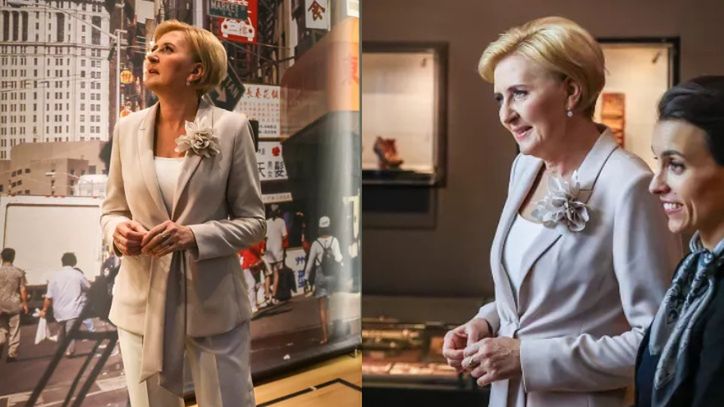 Agata Duda w brązowym kostiumie