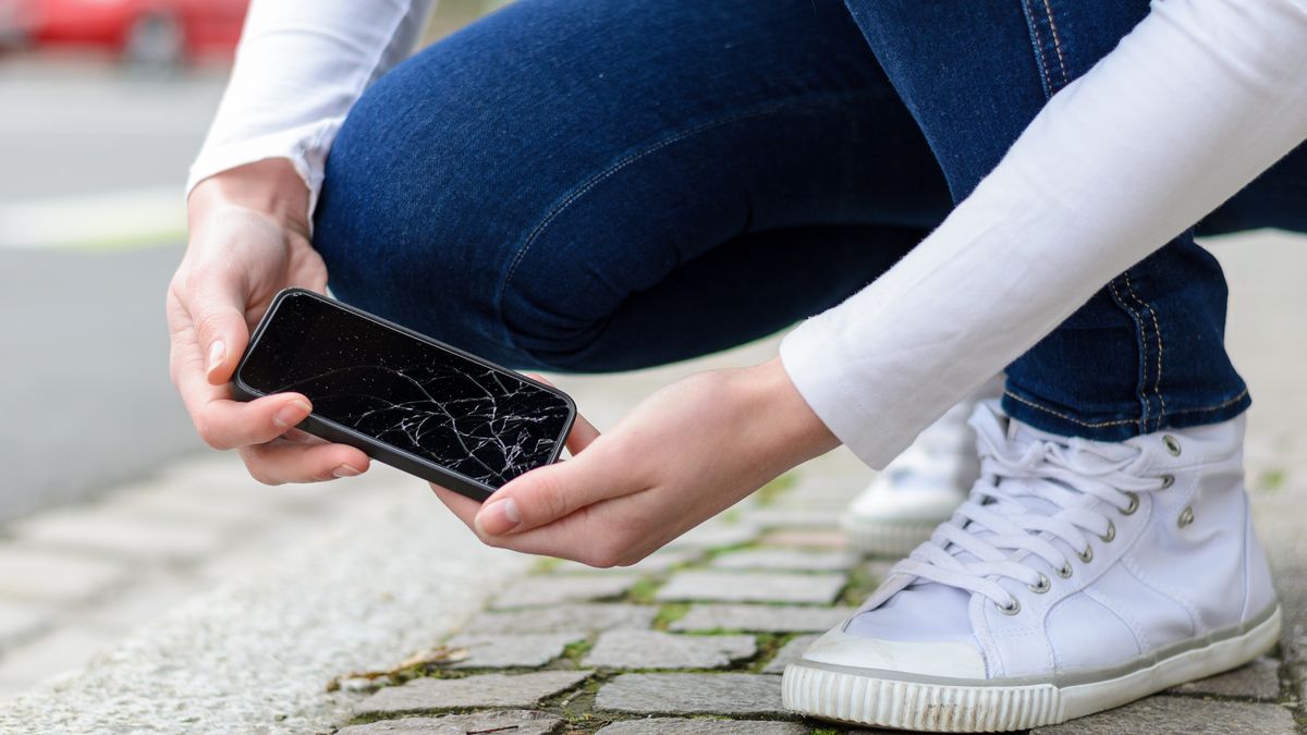 Gorilla Glass 6 ma przetrwać 15 updaków z 1 metra (depositphotos)