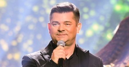 TYLKO NA PUDELKU: Otoczony tancerkami Zenon Martyniuk podryguje w rytm muzyki na próbie przed "Sylwestrem Marzeń z Dwójką" (WIDEO)