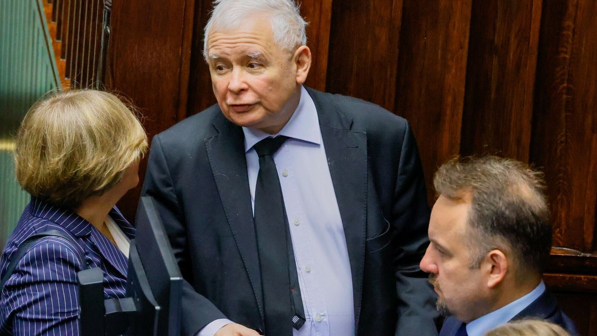 Podatek od aut spalinowych pod znakiem zapytania, rząd zaczyna się tłumaczyć 