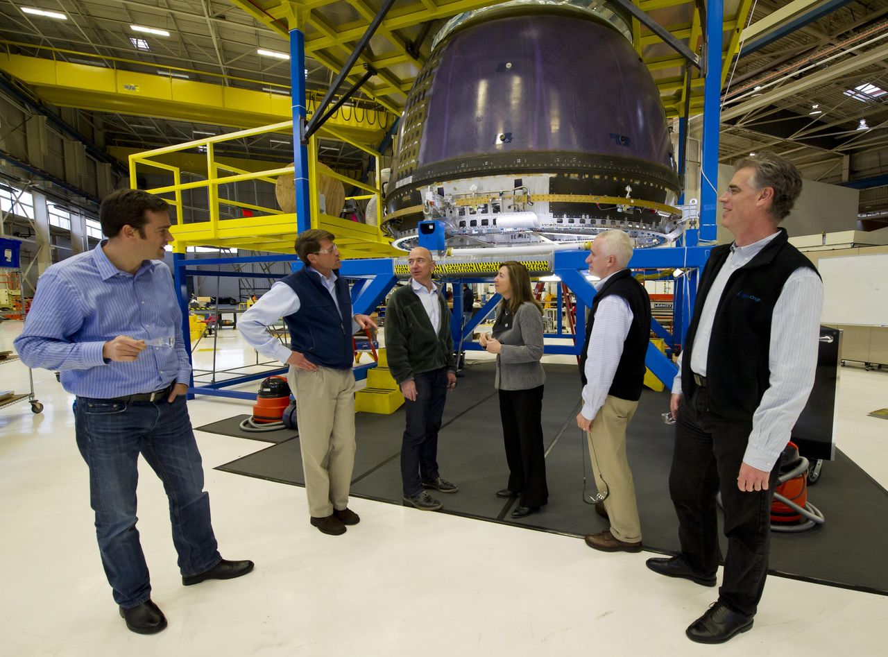 Jeff Bezos w siedzibie Blue Origin przy statku New Shepard