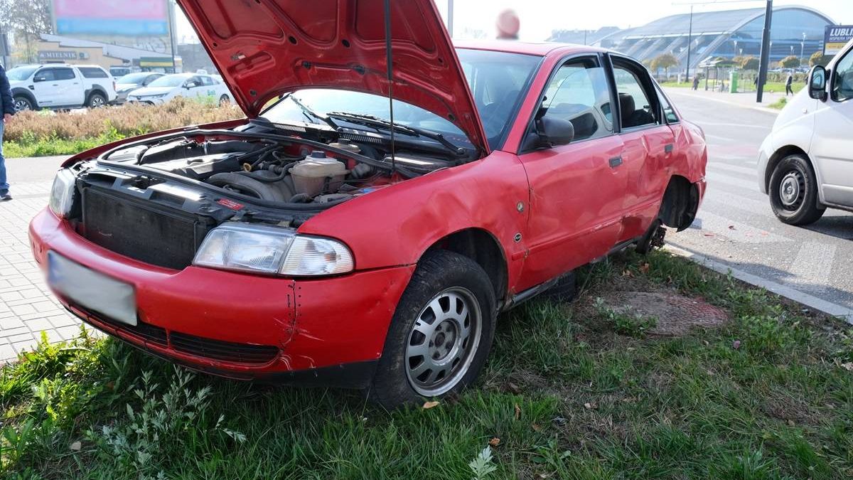 Uszkodzone audi po zderzeniu z hyundaiem na rondzie przy Gali